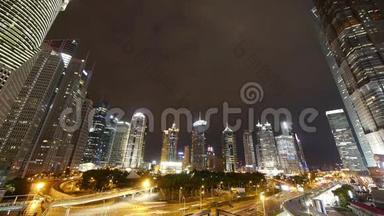 时间推移，城市交通和步行的人在夜间剪影，现代摩天大楼。